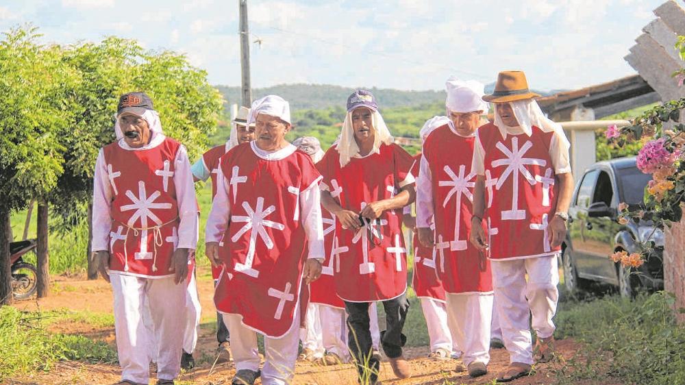 Tradicional celebração rural com decoração country e culinária típica