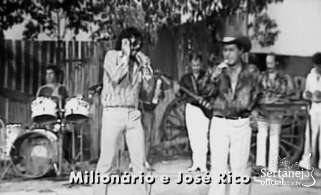 Determinados músicos tocando violão e sanfona em um ambiente rural, representando a essência do Sertanejo Raiz.