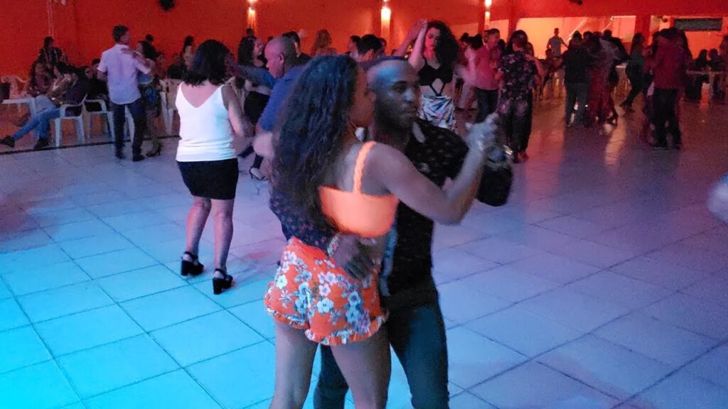 Casal dançando forró em um baile tradicional