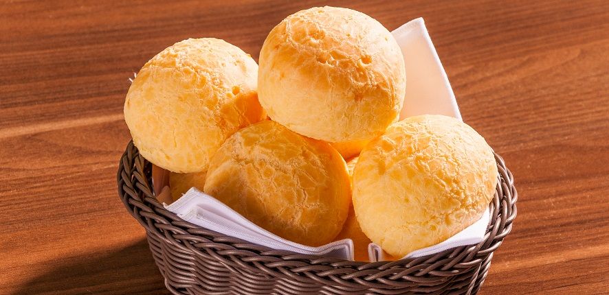 Uma deliciosa bandeja de pão de queijo quentinho, típico da culinária mineira.