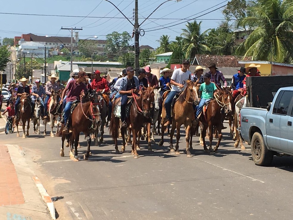 Cavalgada no interior, mostrando a tradição country em movimento.