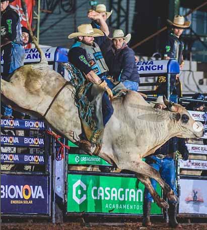 Competidores em ação durante rodeio em touros na ExpoParanavaí 2024