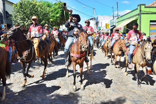 Cavalgada no sertão, mostrando a beleza da cultura country.