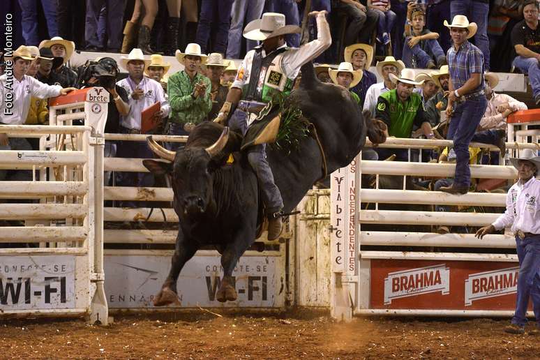 Celebration of Sertanejo culture with traditional rodeo scenes and country fashion