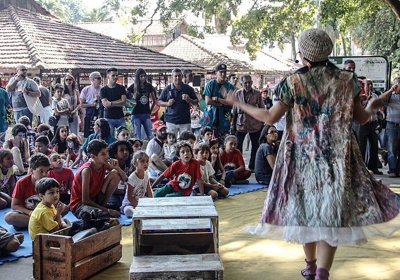 Um grupo de pessoas reunidas em uma feira de reforma agrária, simbolizando a luta e a cultura das tradições rurais.