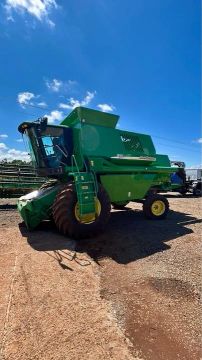 Trator agrícola em um campo vasto no Paraná, simbolizando a revolução do campo.