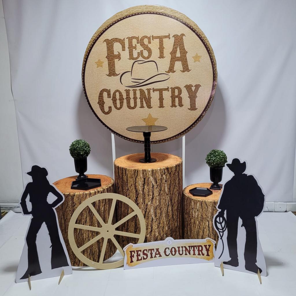 Decoração vibrante de festa country com elementos tradicionais e alegres, incluindo balões coloridos e mesas decoradas.