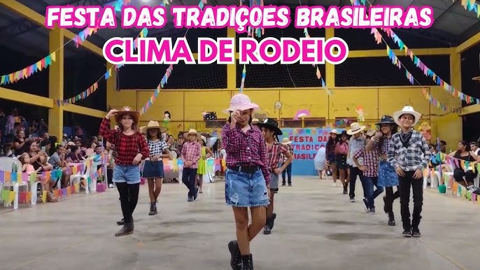 Cavaleiro em um rodeio durante uma festa junina, com bandeirinhas coloridas ao fundo.