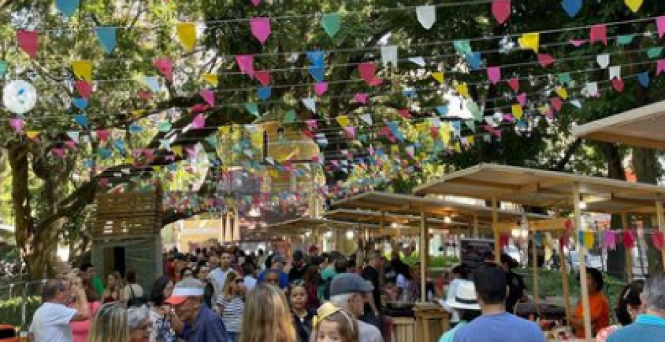 Participantes de uma quadrilha típica na Festa Junina do Campo de São Bento, vestidos com trajes tradicionais de caipira.