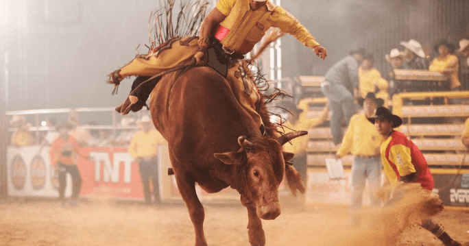 Cavaleiros em ação durante um rodeio tradicional no interior de São Paulo.