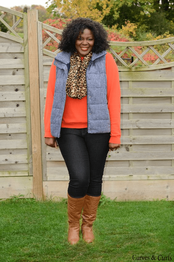 Um look country casual com jeans, bota e chapéu, perfeito para o dia a dia.