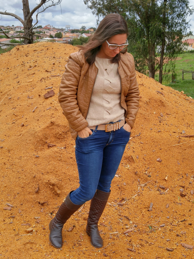 Uma mulher vestida com roupas country elegantes, destacando o estilo rural e a moda tradicional.