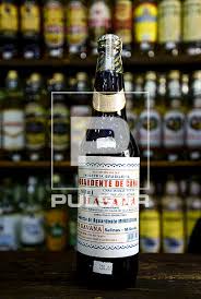 Detalhe de cachaça brasileira à venda em loja - | Pulsar Imagens | Banco imagens do Brasil