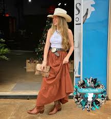 𝑳𝒂𝒍𝒂́ 𝑺𝒖𝒛𝒖𝒌𝒊 𝑺𝒕𝒐𝒓𝒆 ✨🤠 | Cowgirls - boho western ✨🤎 Um estilo super sofisticado com essa saia longa, uma clutch, uma bota 👢 impecável western, acessórios country... | Instagram