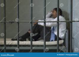 Homem que senta-se na cela imagem de stock. Imagem de prisioneiro - 29662867