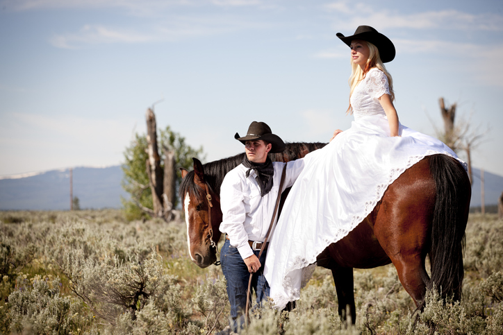 vestido de noiva com bota texana