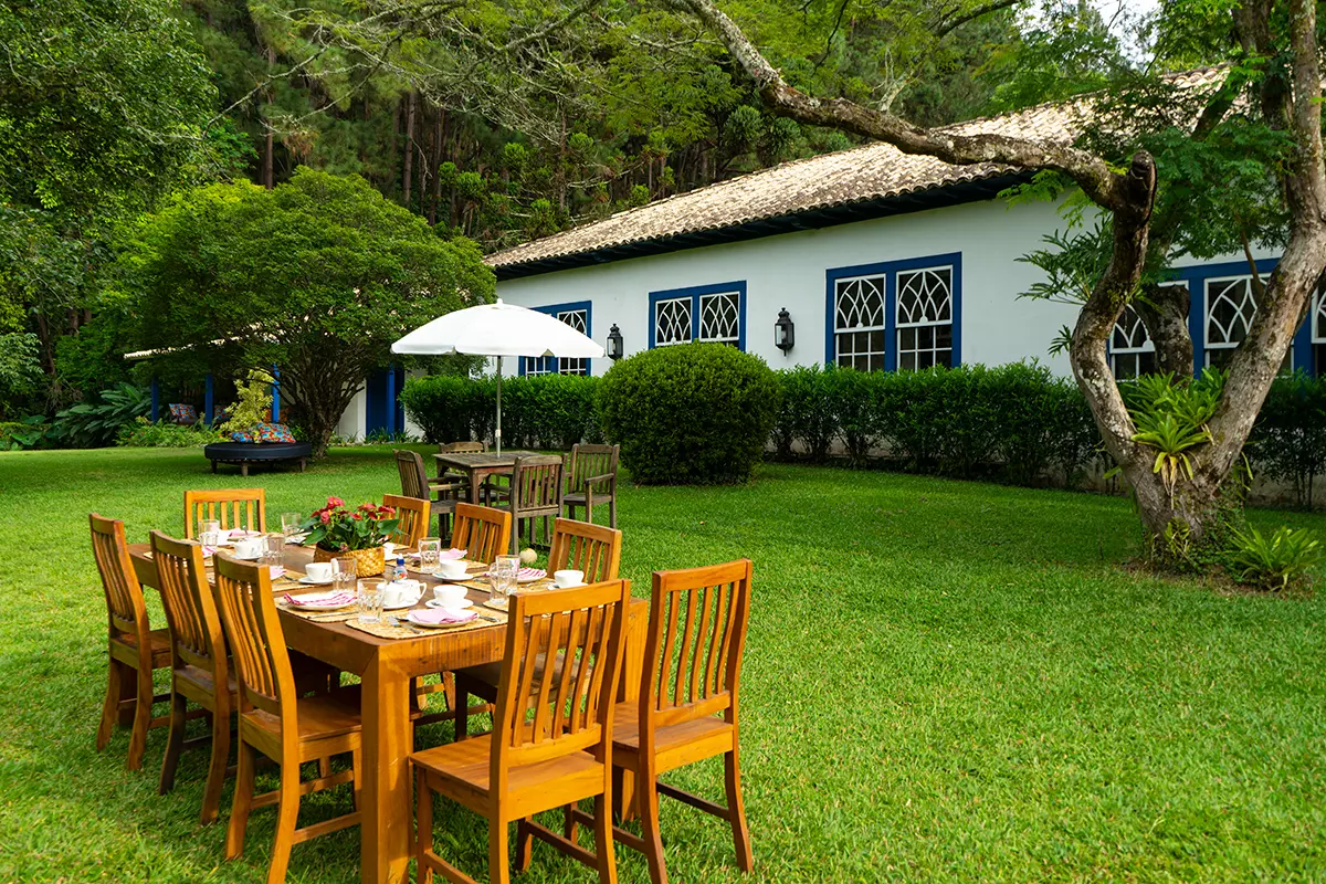 Fazenda Santa Vitória com paisagens rurais do interior, destacando suas camas acolhedoras e cachoeiras.