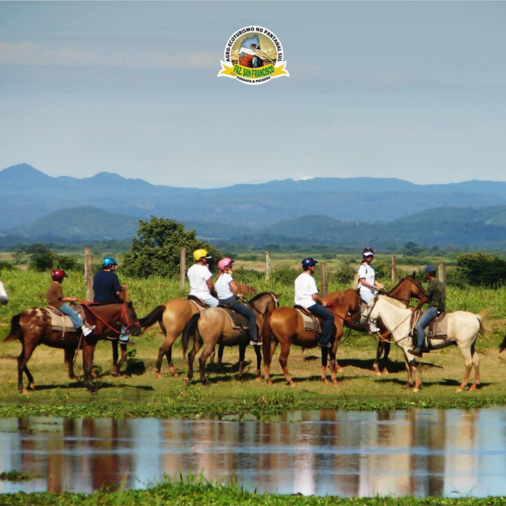 Cavalgada em uma fazenda no Cerrado e Pantanal, com cavaleiros montando em um cenário rural country