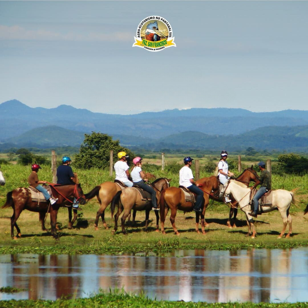 Cavalgada em uma fazenda no Cerrado e Pantanal, com cavaleiros montando em um cenário rural country