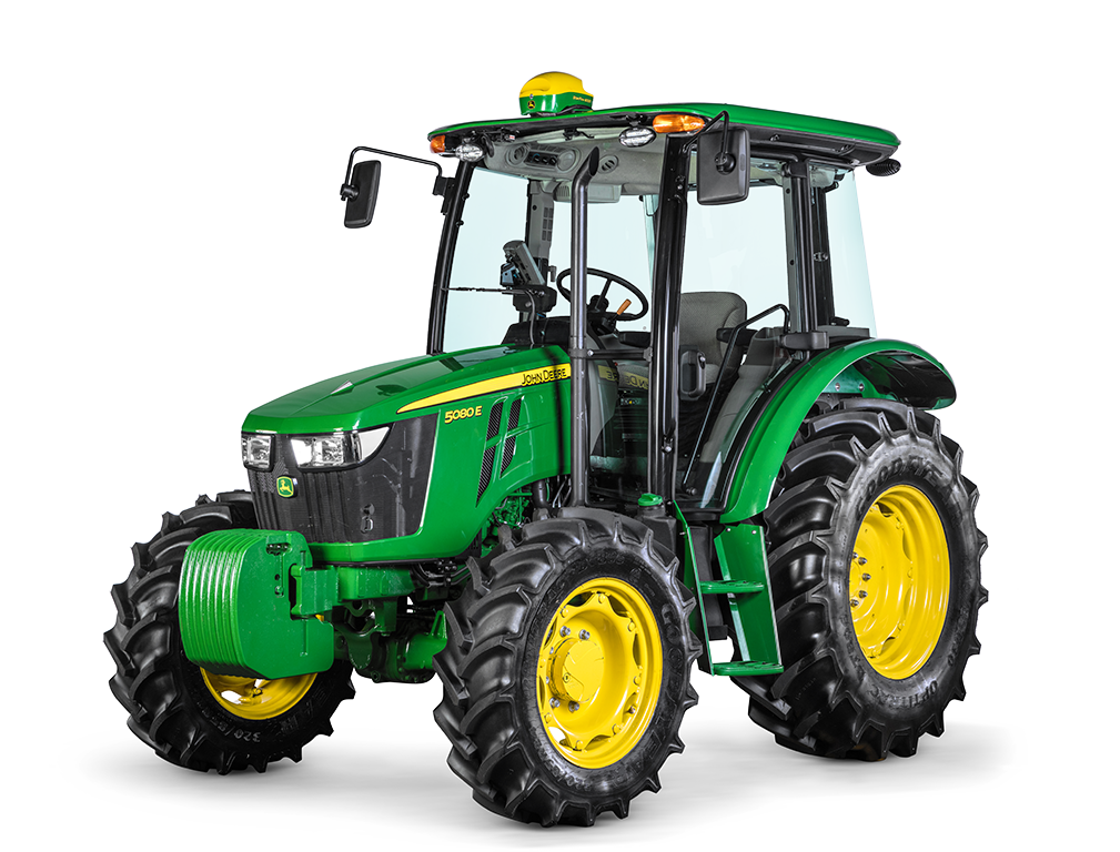 Trator agrícola John Deere em um campo verde.