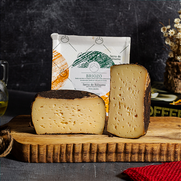 Queijo Artesanal Briozo da Queijaria Balsamo, um produto autêntico da fazenda.