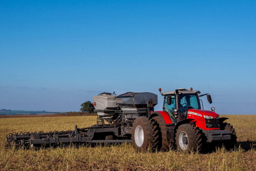 Trator MF 8700 S em uma plantação, simbolizando inovações tecnológicas no campo