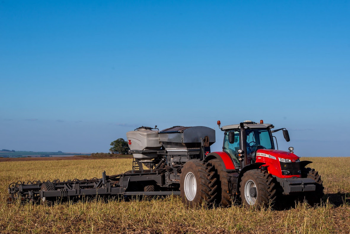 Trator MF 8700 S em uma plantação, simbolizando inovações tecnológicas no campo