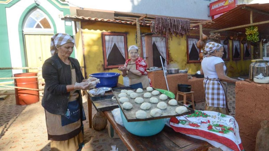 Uma mesa rústica decorada com pratos típicos da culinária rural, destacando a cultura country e sabores do campo.