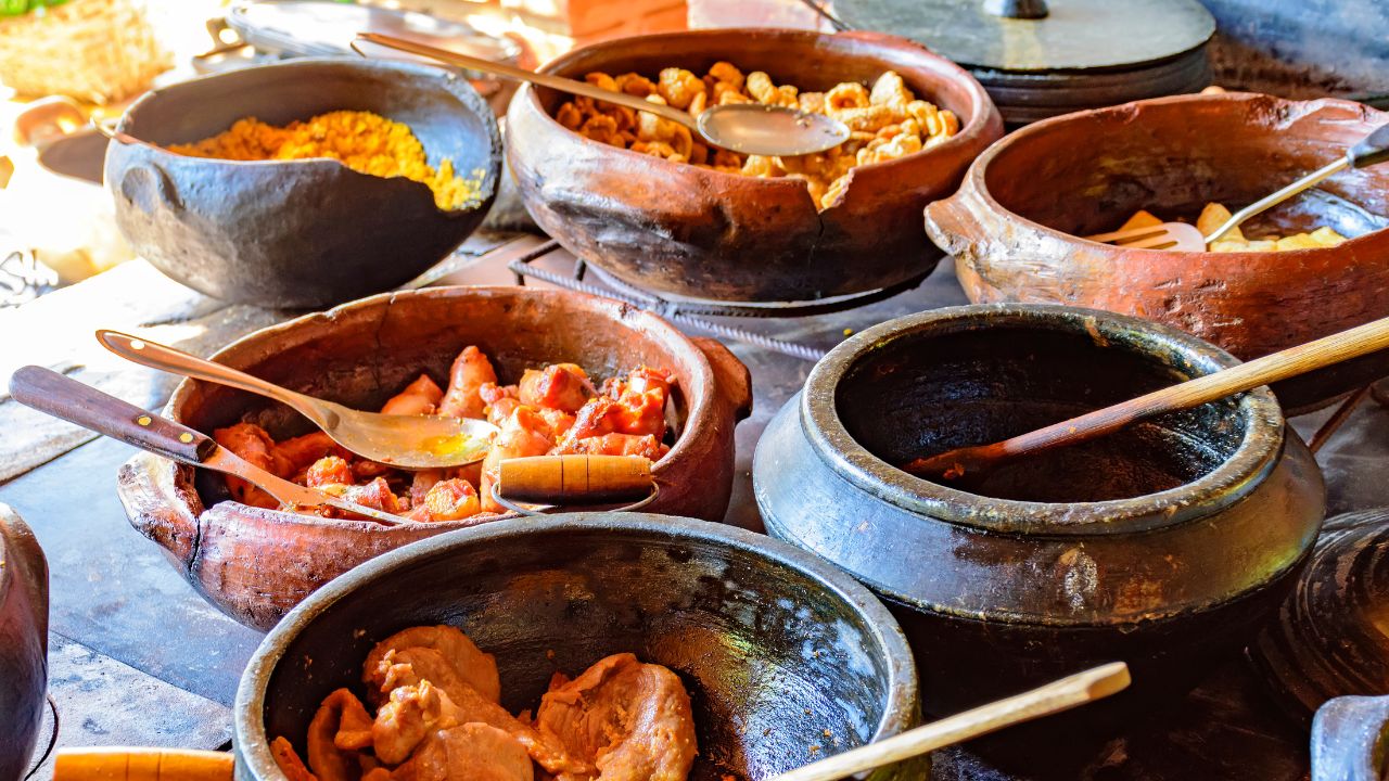 Prato tradicional da culinária caipira, apresentando uma deliciosa mesa rural com pratos típicos.