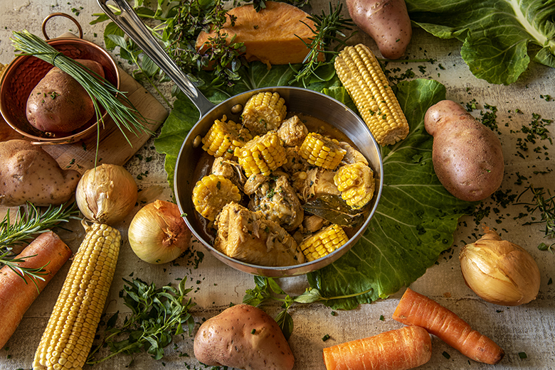 Deliciosa comida caipira servida em um ambiente rústico country