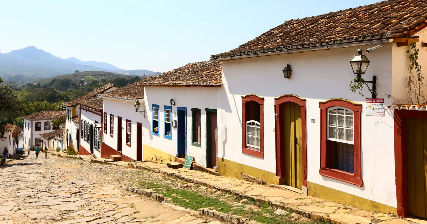 Vista rural de Minas Gerais com montanhas e pastagens