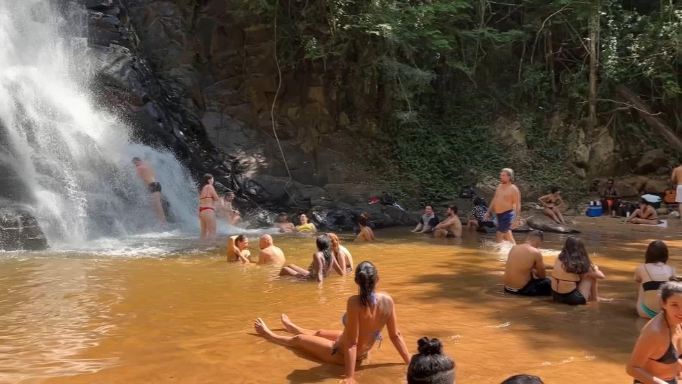 Turismo rural em uma fazenda do interior com trilhas e cachoeiras