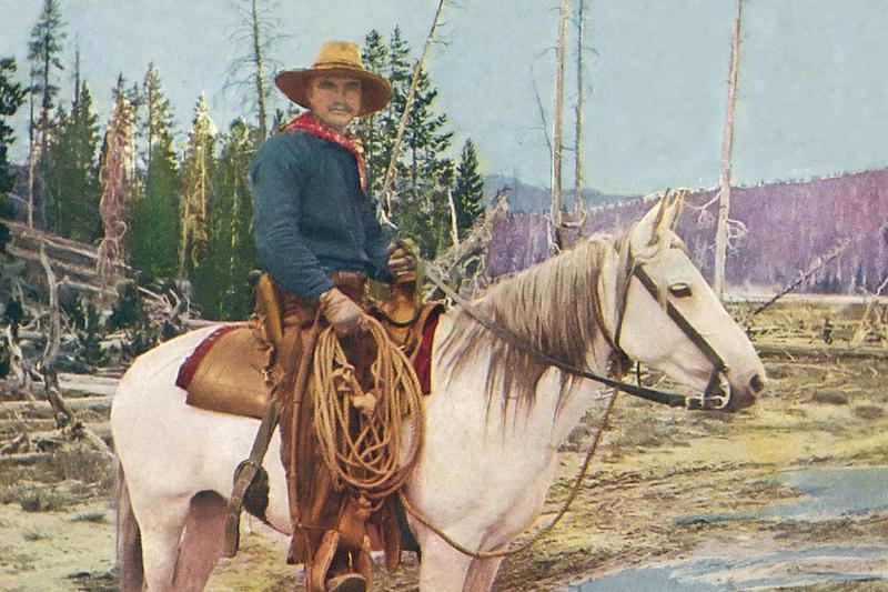 Cowboy em um cenário de Velho Oeste com cavalos e paisagem rural