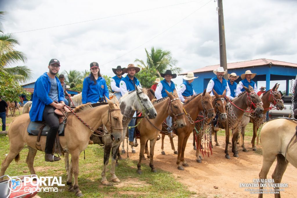 Cavalgada na Fazenda Oliveira com vaqueiros em trajes tradicionais