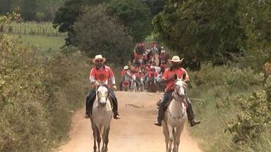 Cavalgada em trilhas rurais com cavaleiros desfrutando da natureza no sudoeste baiano.