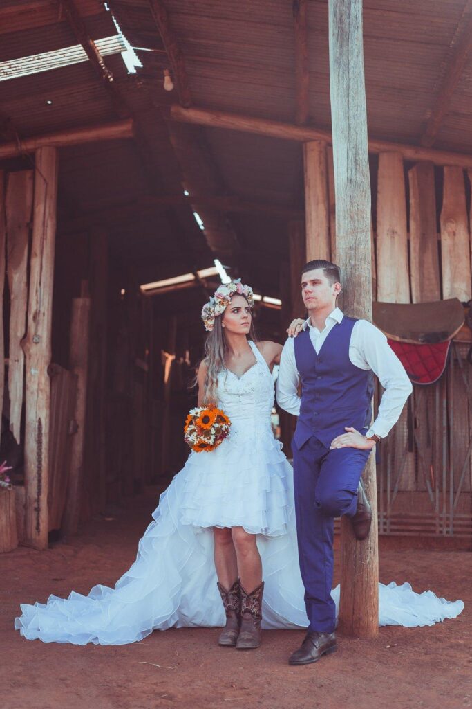 Casamento country com tema rústico, noivados com trajes tradicionais, decoração com flores silvestres e madeira.