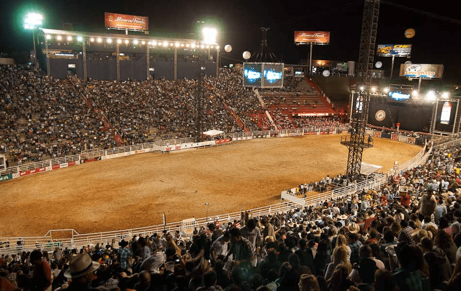 Cavaleiros competindo em um evento de rodeio no Brasil, demonstrando a cultura country.