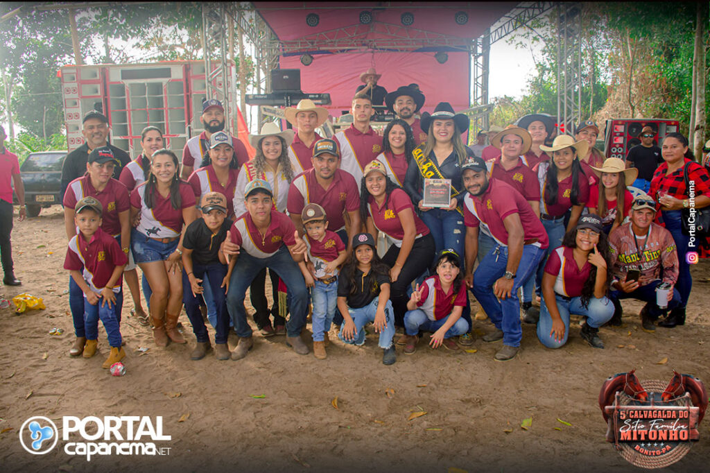 Família participando de uma cavalgada em meio à natureza, unindo tradição e lazer.