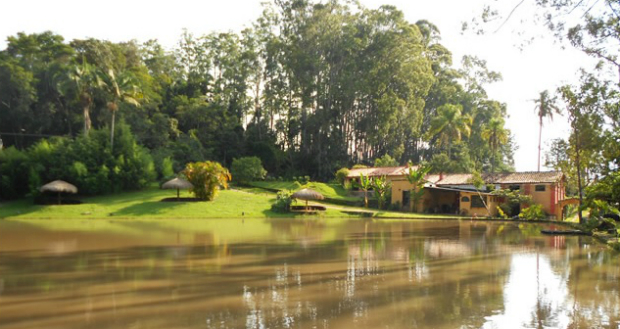 Fazenda turística no interior de São Paulo, com paisagens naturais e atividades rurais.