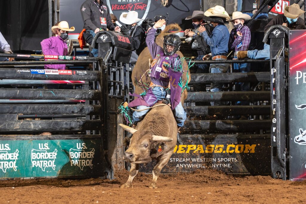 Competidores de rodeio em ação, representando a cultura country.