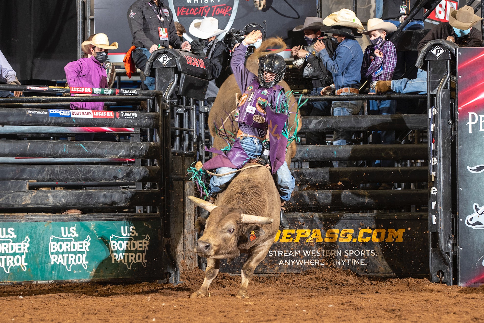 Competidores de rodeio em ação, representando a cultura country.