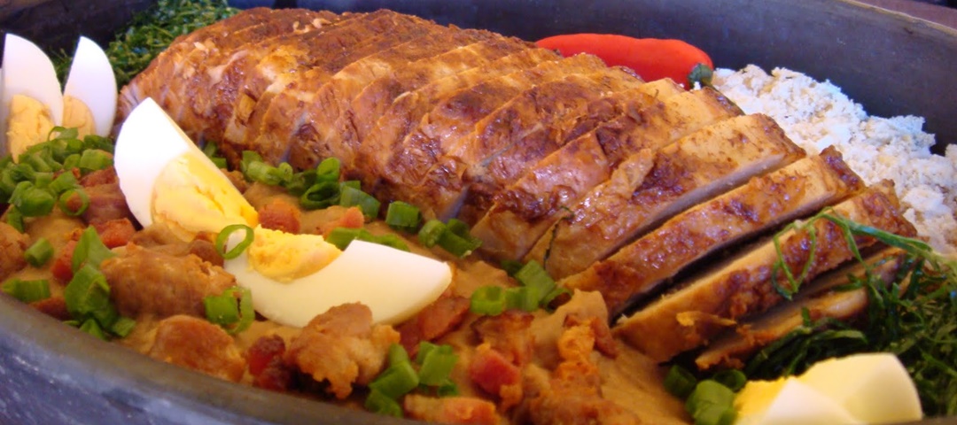 Deliciosos pratos da culinária caipira em uma mesa rústica