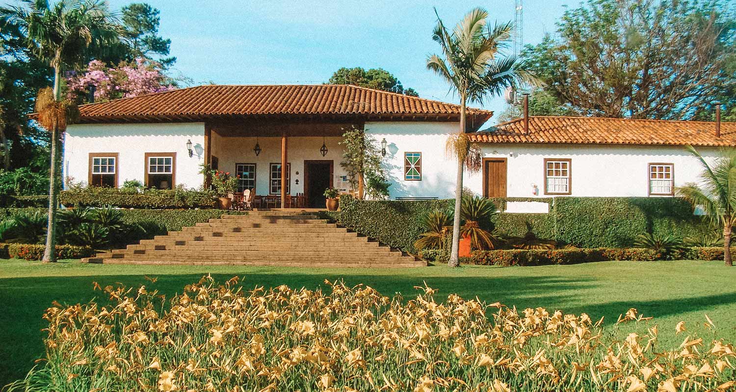 Vista panorâmica de uma fazenda no campo com pastagens verdes e um celeiro típico da vida rural