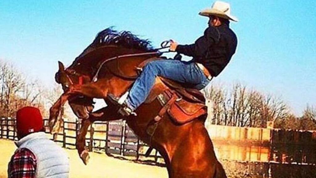 Montaria em cavalos em um cenário country, com cowboys e paisagens rurais