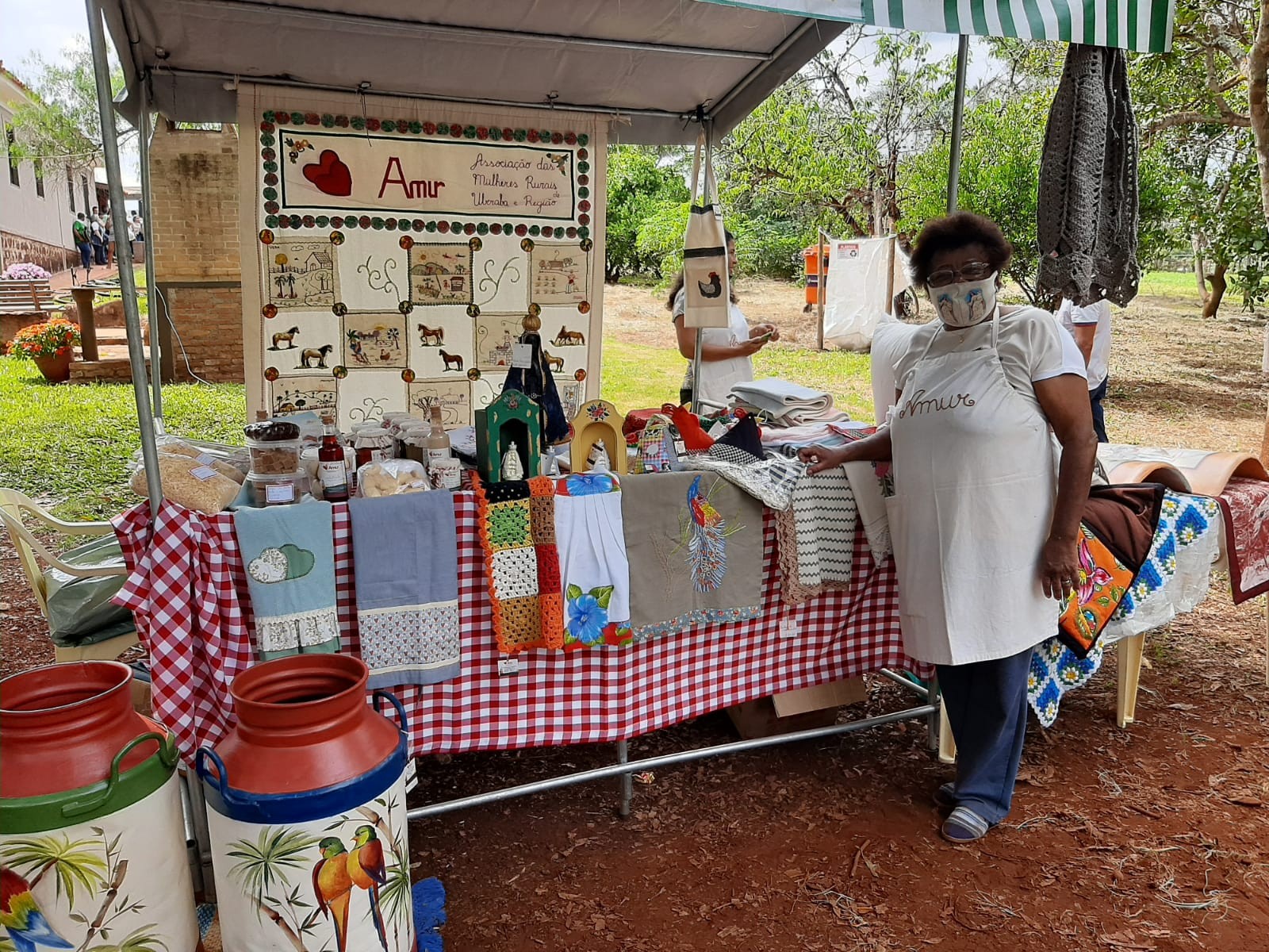 Evento cultural rural com tradicionalidade e festa.