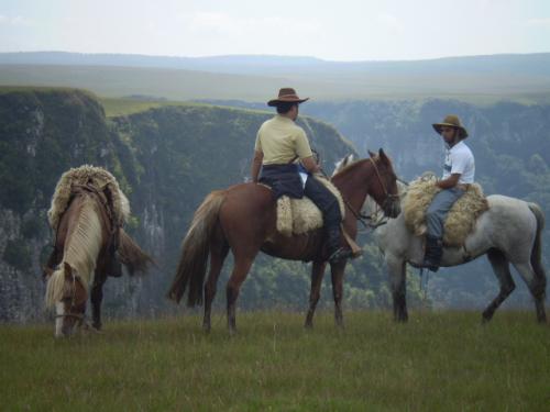 Cavalgadas na Serra com paisagens de montanha e cavaleiros em ação