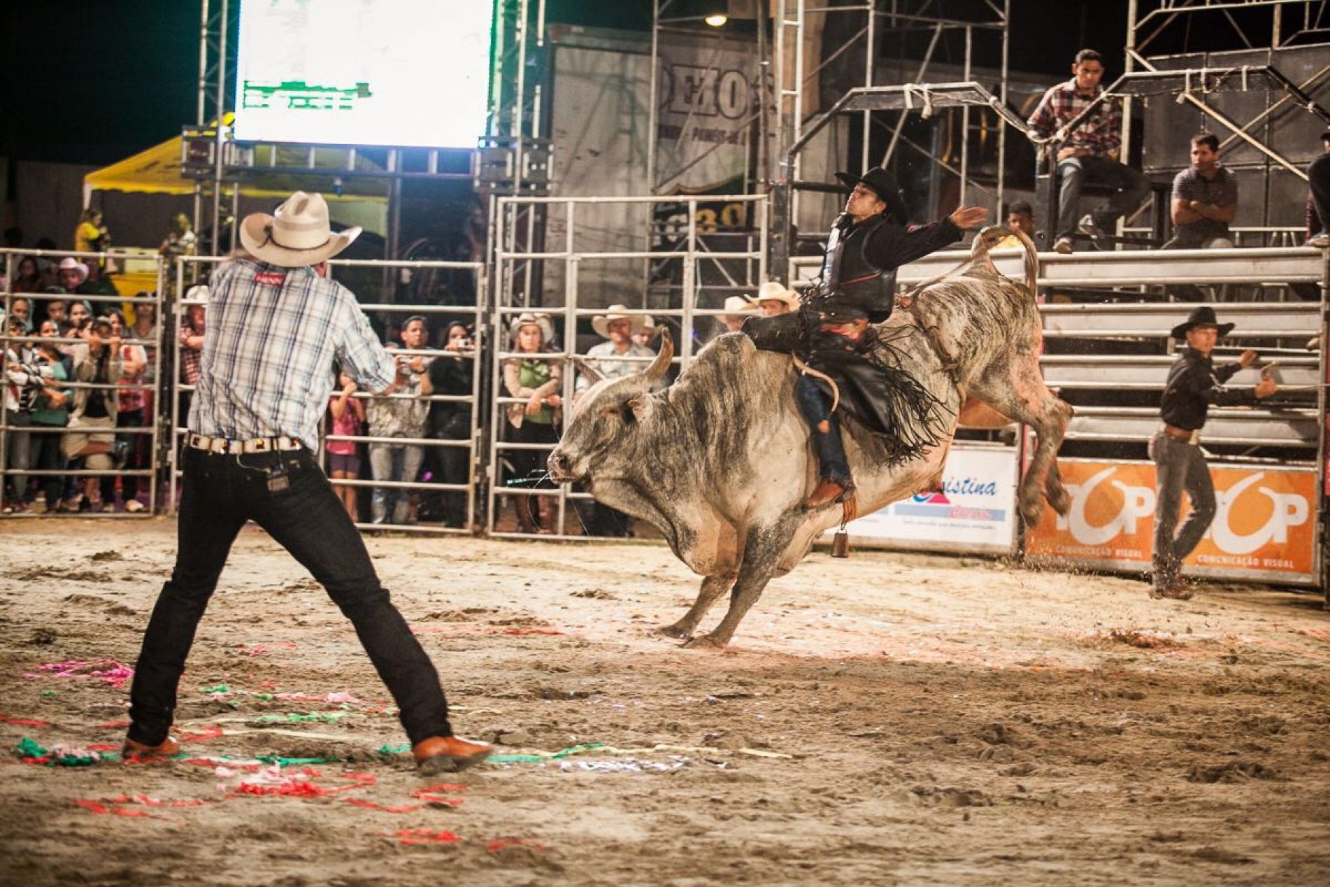 Cavaleiros e vaqueiros em um rodeio de Minas Gerais, mostrando a força e a tradição da cultura country