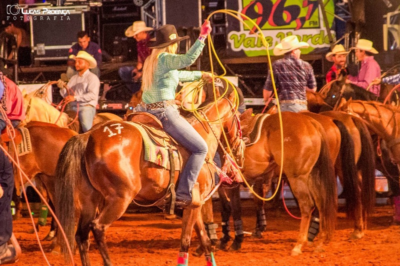 Competidora feminina durante o rodeio de três tambores em Conchas, mostrando a força e a tradição do rodeio country.