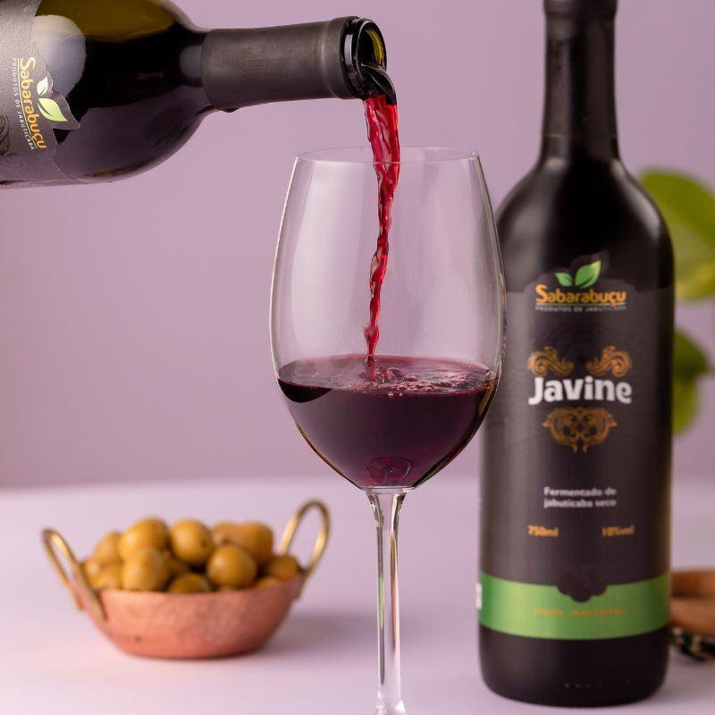 Vinho Jabuticaba Seco em uma taça, destacado em um cenário rústico country
