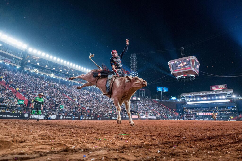 Cavaleiro em ação durante um rodeio, ilustrando a cultura country e suas tradições.
